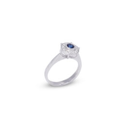Anillo de platino con 12 diamantes y un zafiro central